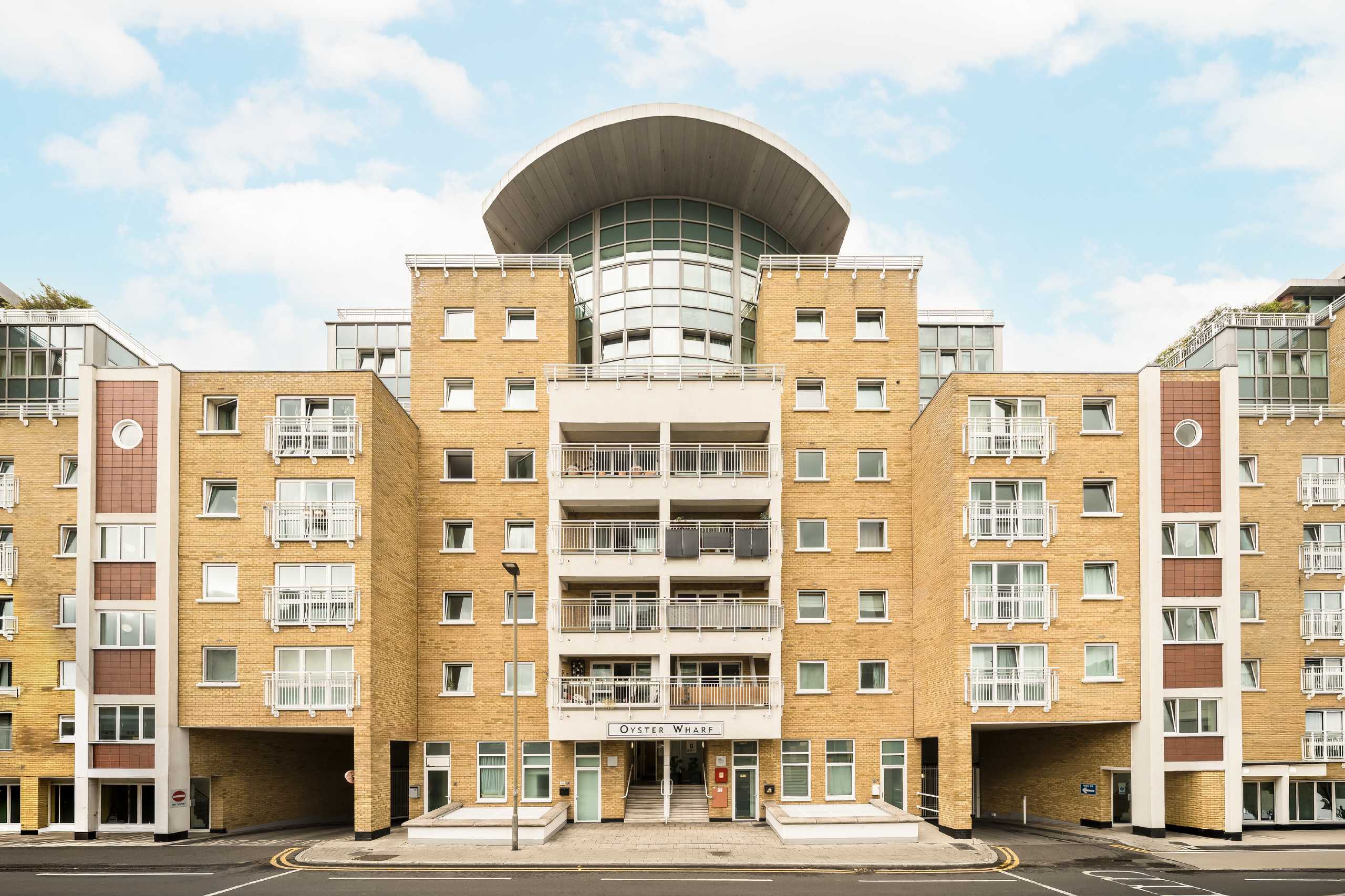 Flat Lombard Road in Greater London