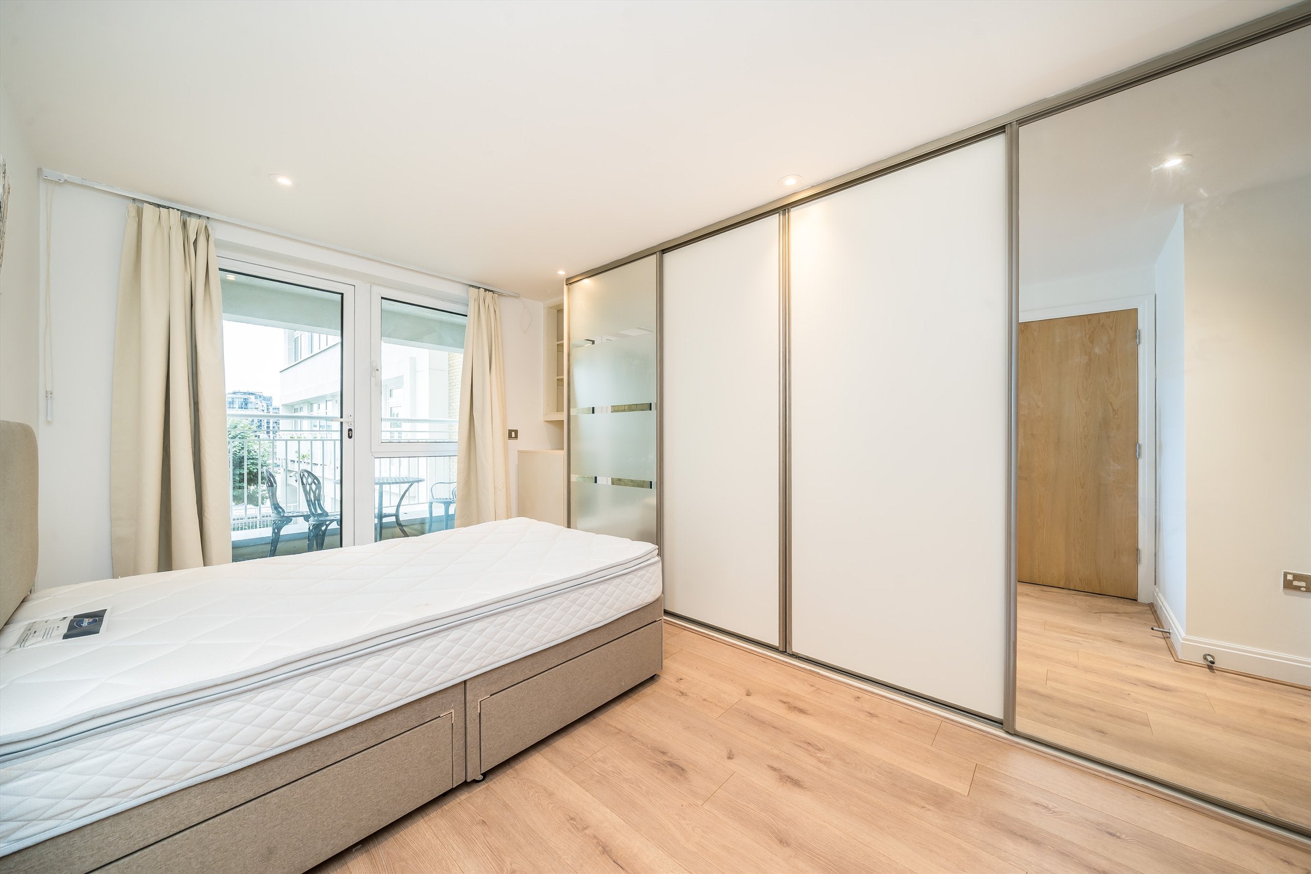 Flat Lombard Road in Greater London