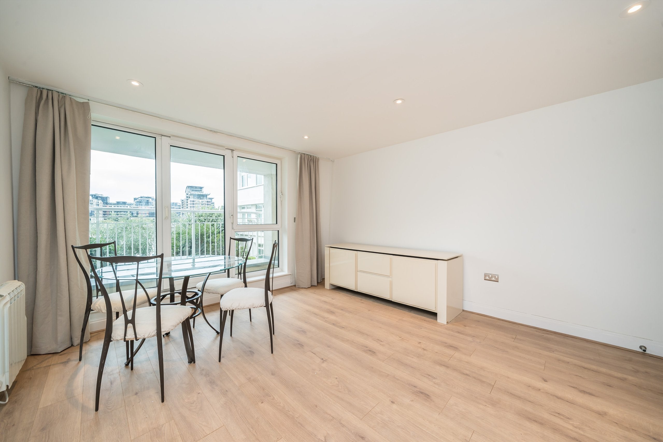Flat Lombard Road in Greater London