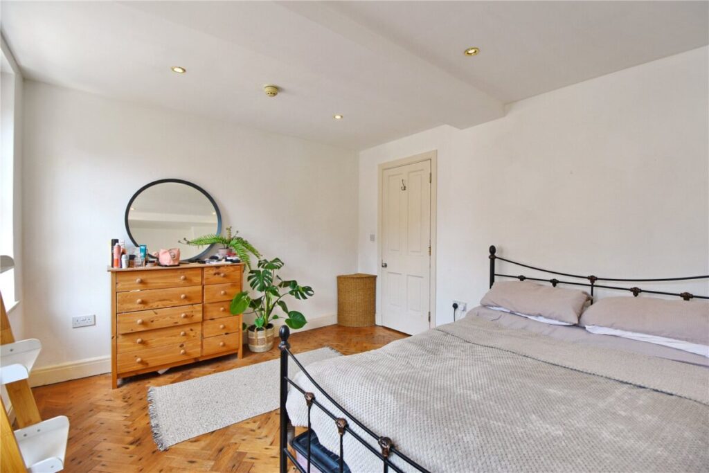Flat Orchard Street in Bristol