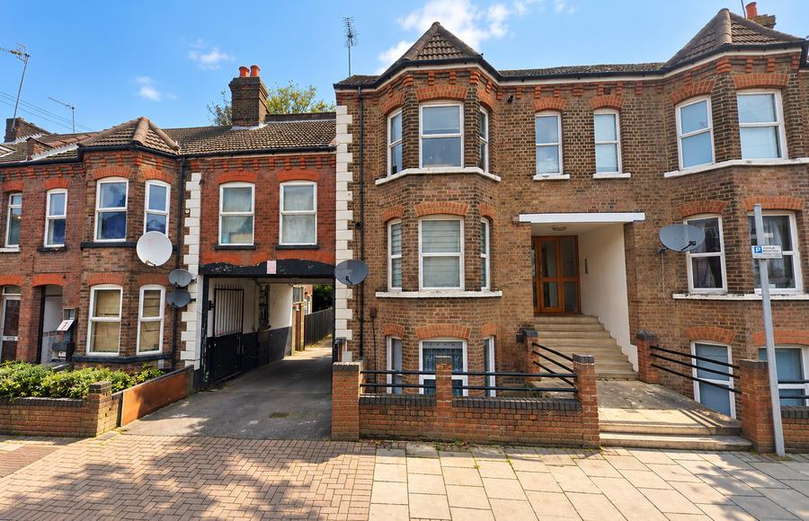 Flat Clarendon Road in Luton