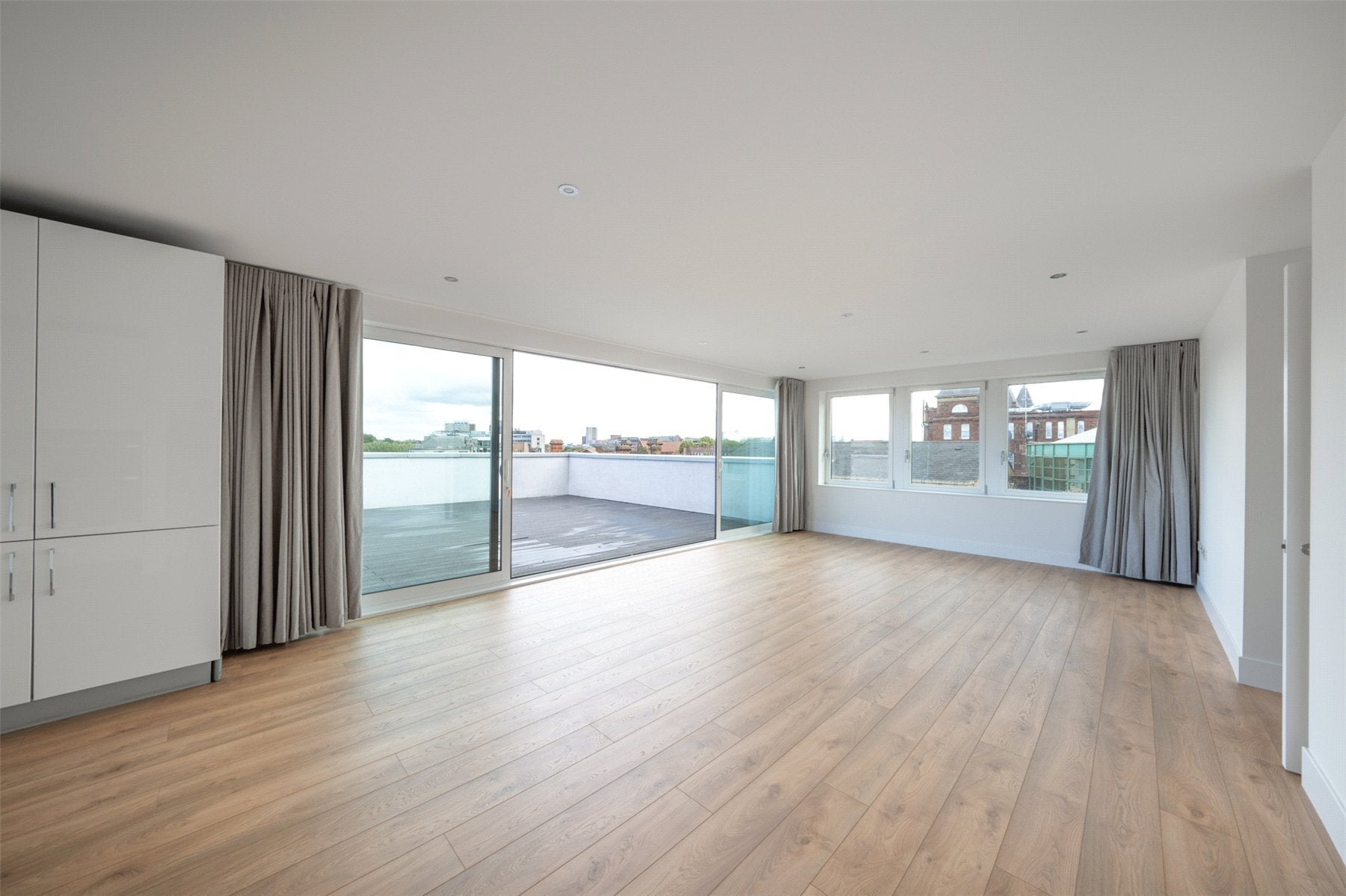 Flat Jamestown Road in Greater London