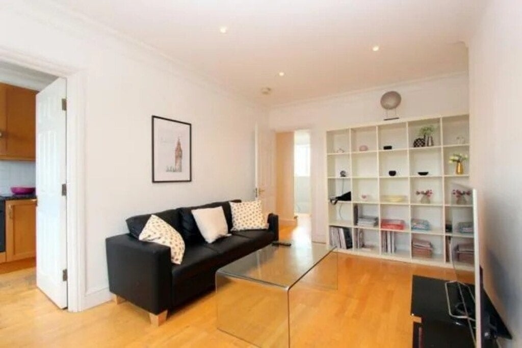 Flat Gloucester Road in Greater London