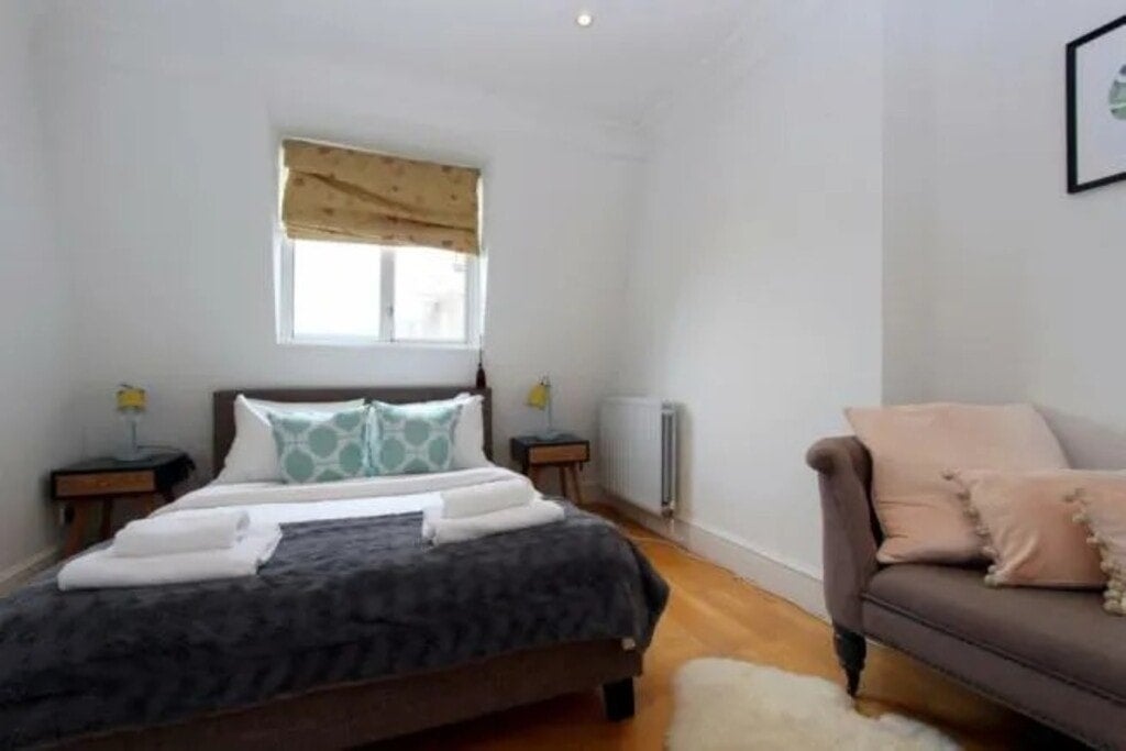 Flat Gloucester Road in Greater London