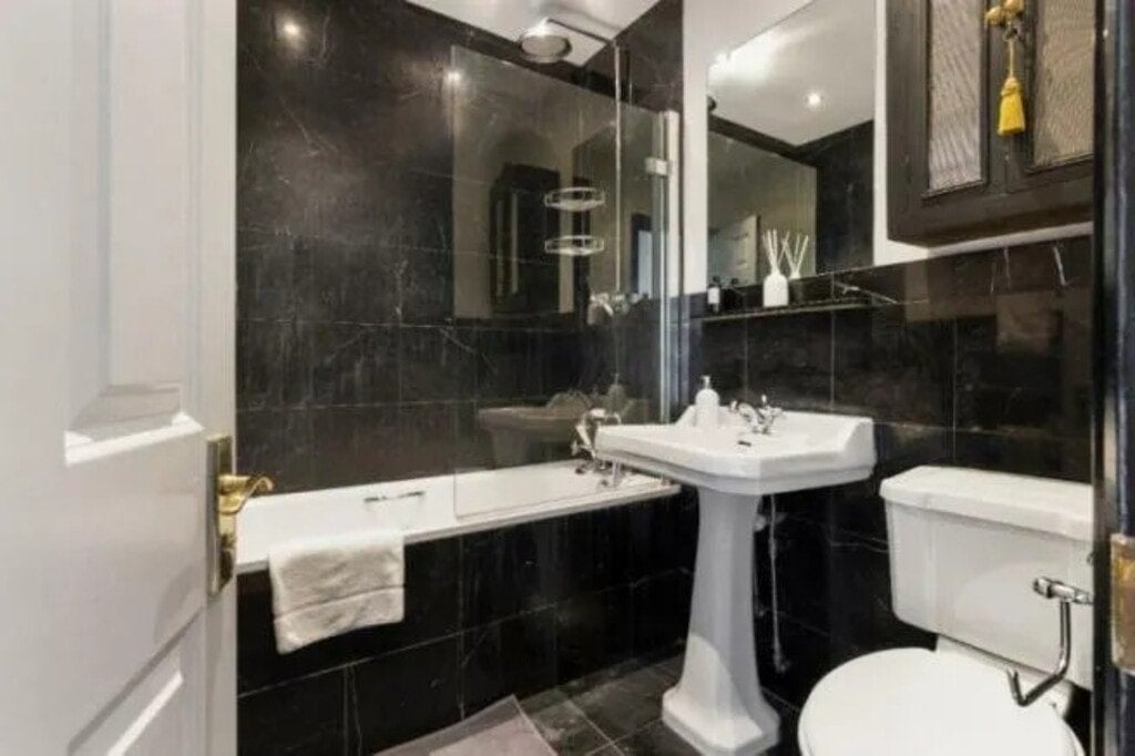 Flat Gloucester Road in Greater London