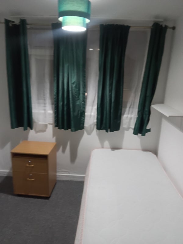 Room Woodhouse Road in Greater London