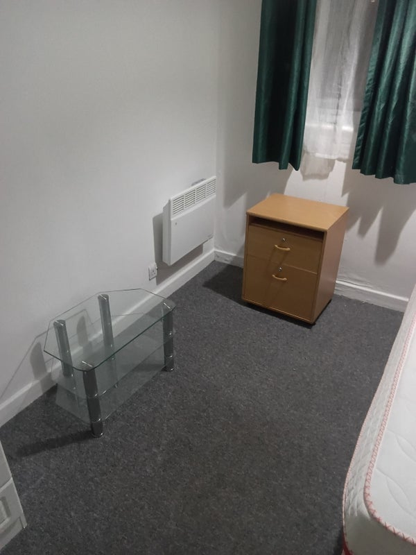 Room Woodhouse Road in Greater London