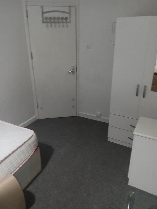 Room Woodhouse Road in Greater London
