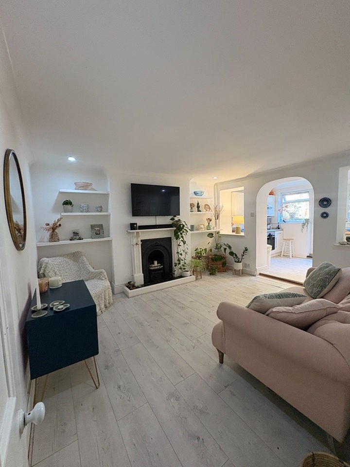 Flat Vicarage Road in Greater London