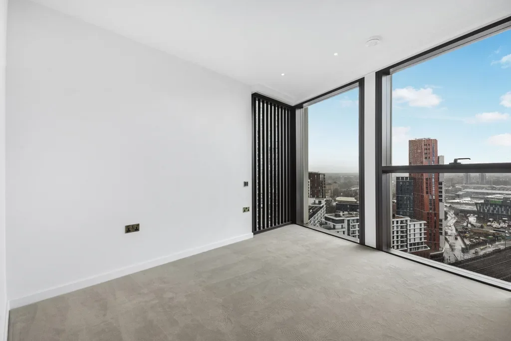 Flat Carnation Way in Greater London