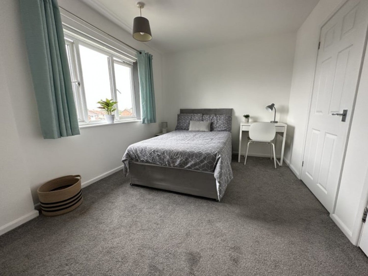 Room Avenue Road in Worcester