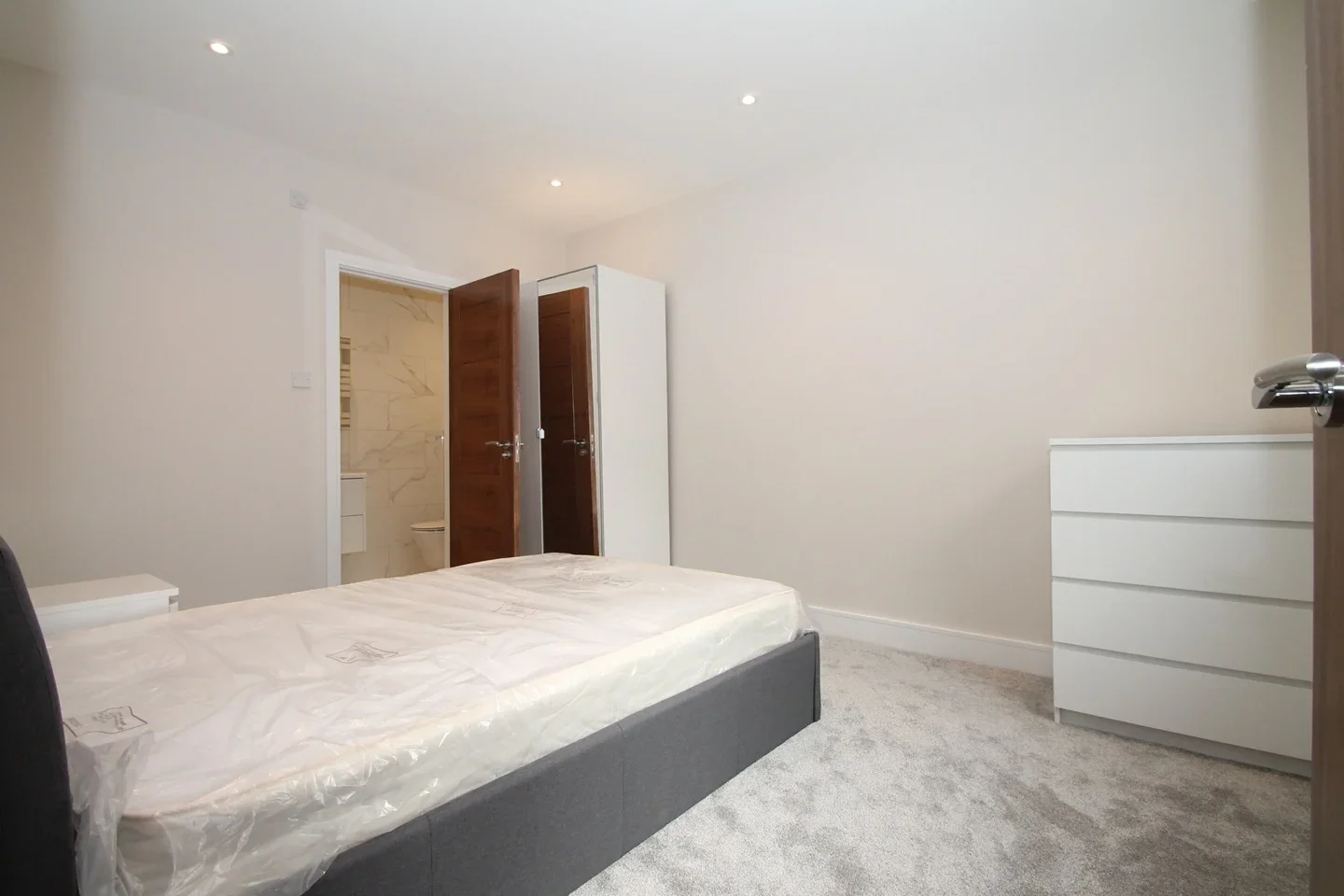 Flat Friern Barnet Lane in Greater London