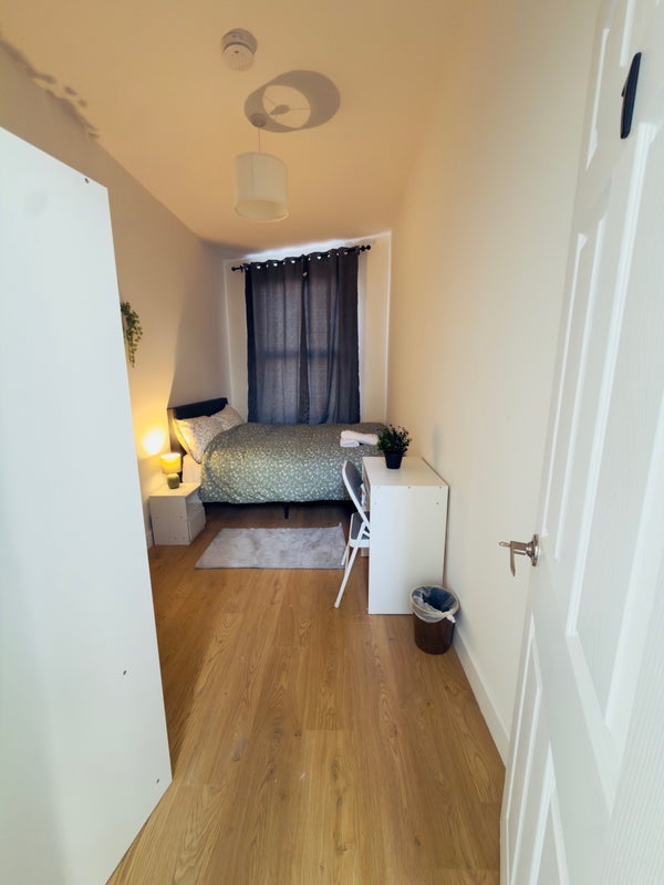 Room West Green Road in Greater London