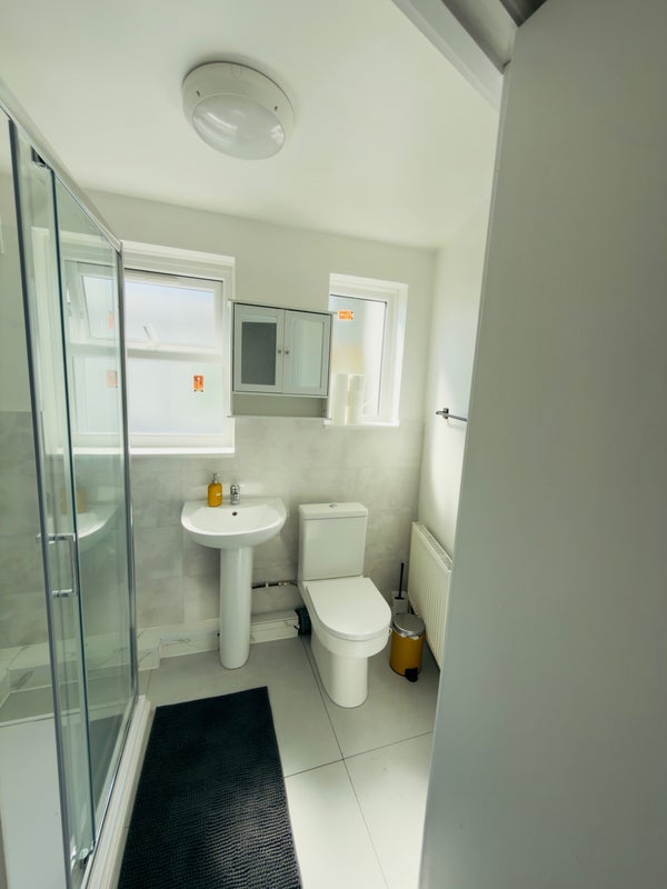 Room West Green Road in Greater London