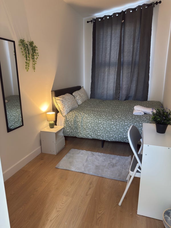 Room West Green Road in Greater London