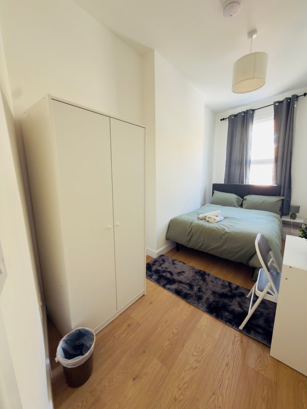 Room West Green Road in Greater London