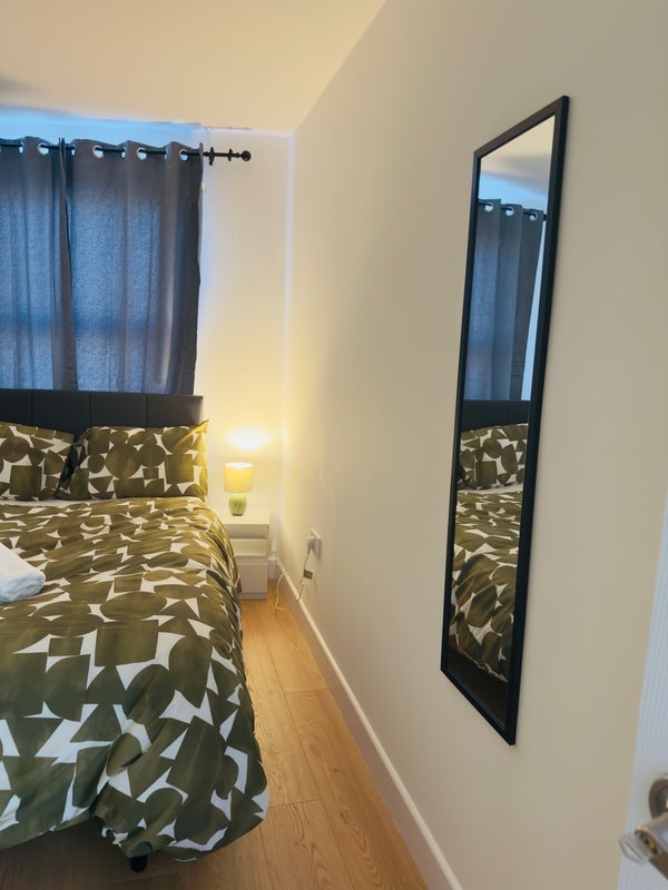 Room West Green Road in Greater London