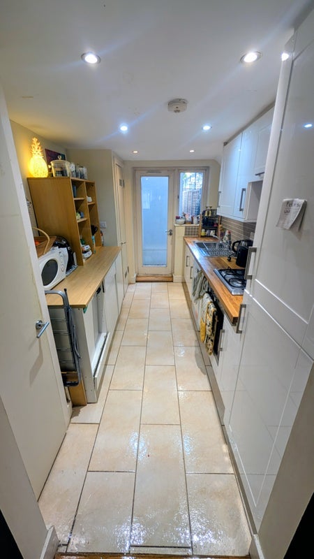 Room Narford Road in Greater London