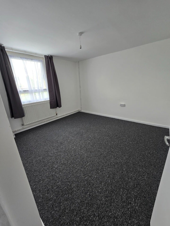 Flat Zetland Street in Greater London