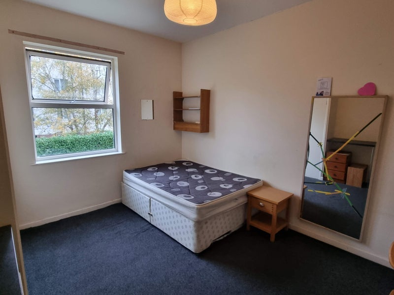Room Hepburn Road in Bristol