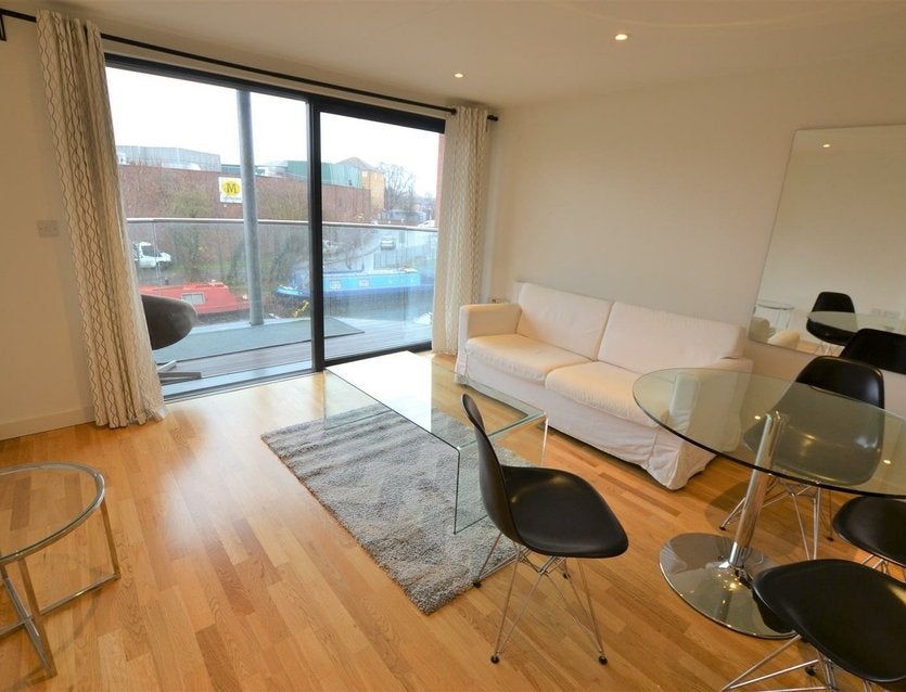 Flat Bentinck Road in Greater London