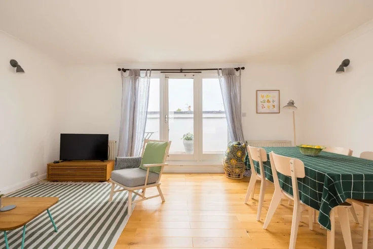 Flat Gloucester Avenue in Greater London
