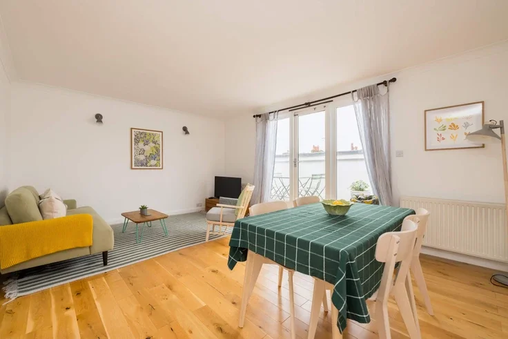 Flat Gloucester Avenue in Greater London