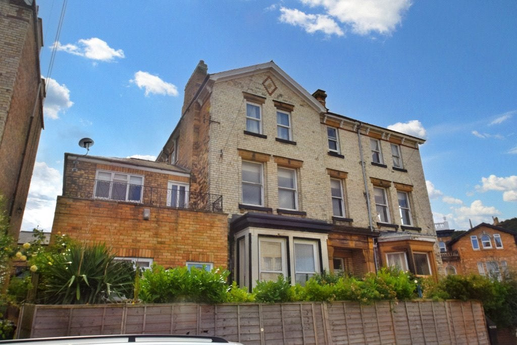 Flat Cromwell Terrace in Scarborough