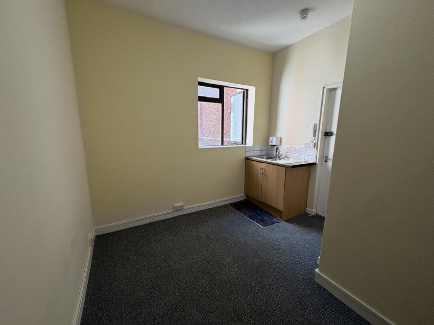 Room Willis Road in Portsmouth