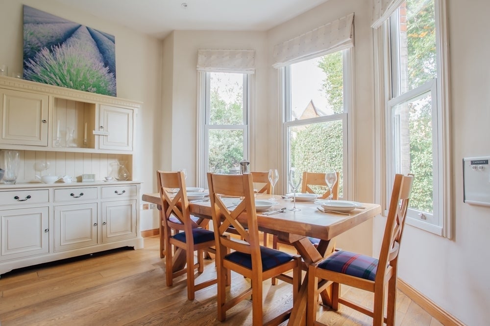 Flat Surbiton Hill Park in Greater London