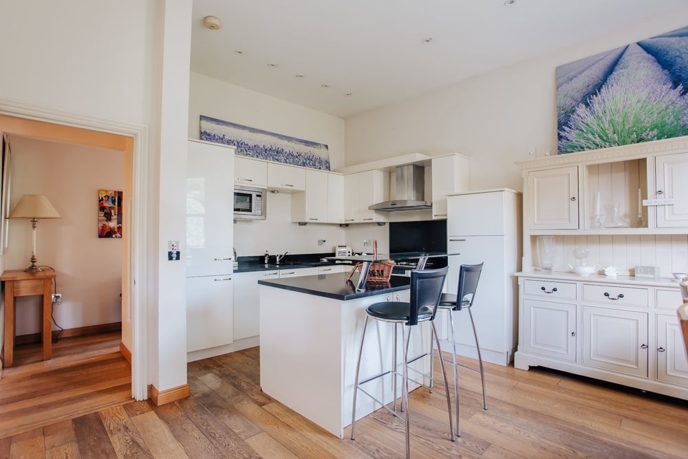 Flat Surbiton Hill Park in Greater London