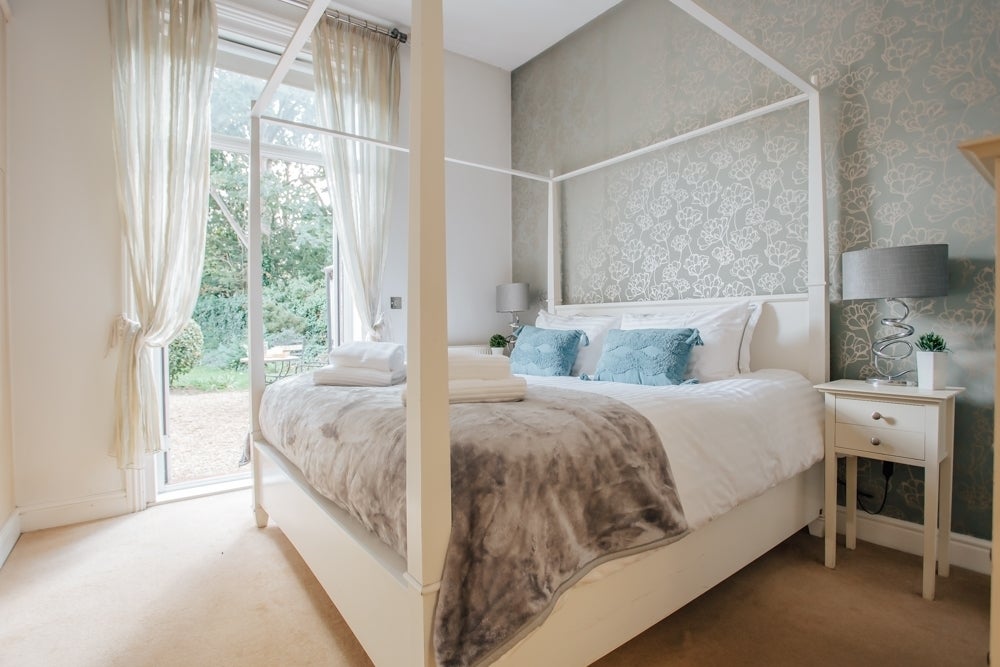 Flat Surbiton Hill Park in Greater London