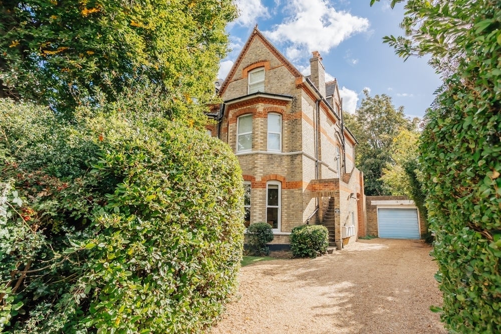 Flat Surbiton Hill Park in Greater London
