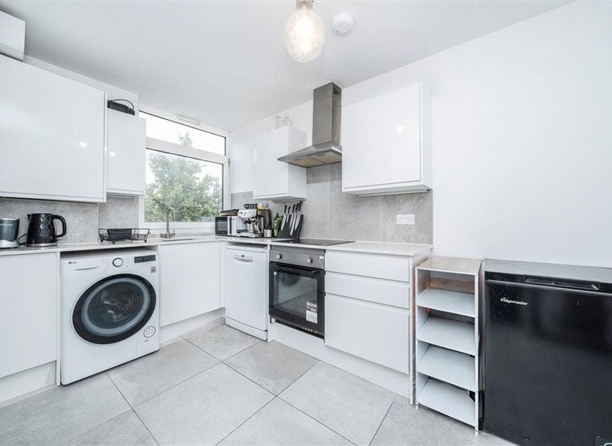 Flat Tomlinson Close in Greater London