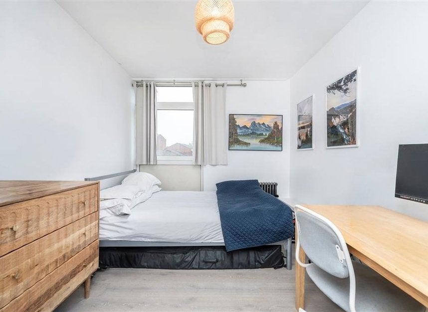 Flat Tomlinson Close in Greater London