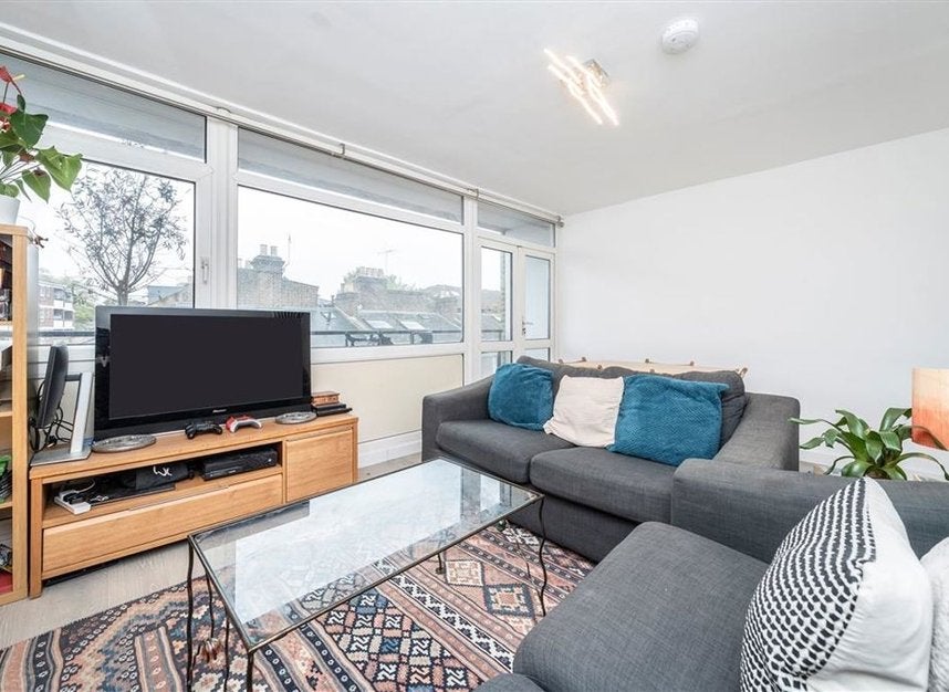 Flat Tomlinson Close in Greater London