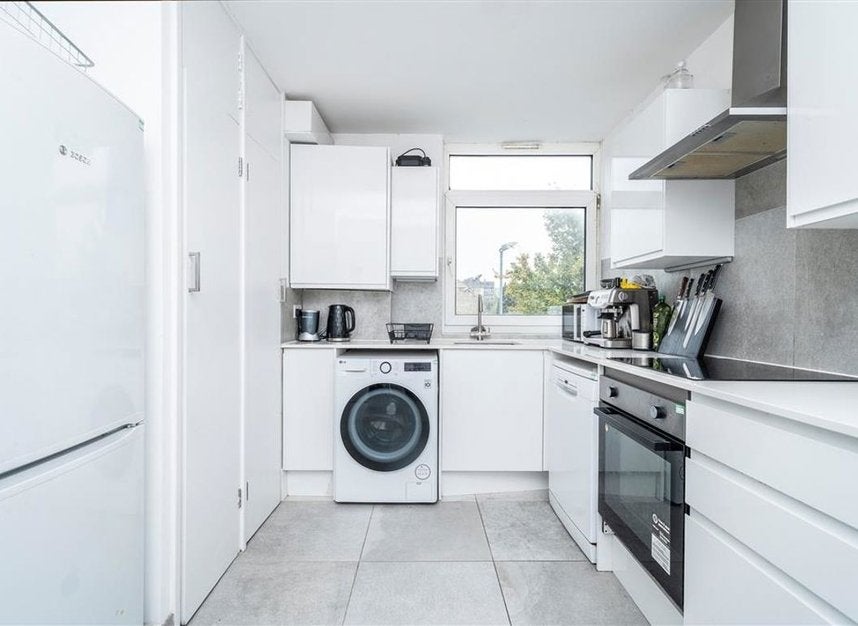 Flat Tomlinson Close in Greater London