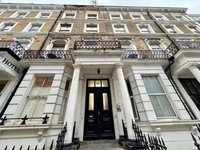 Room Hogarth Road in Greater London
