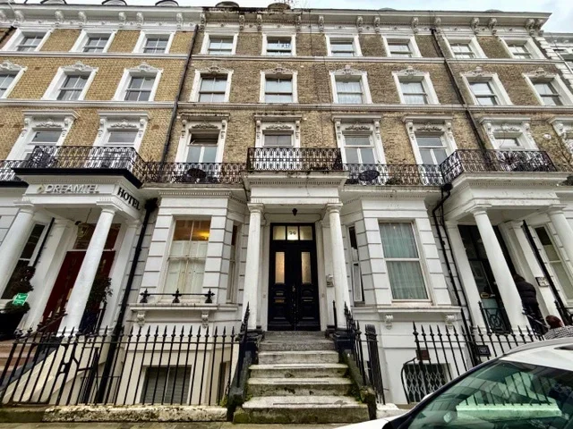 Room Hogarth Road in Greater London