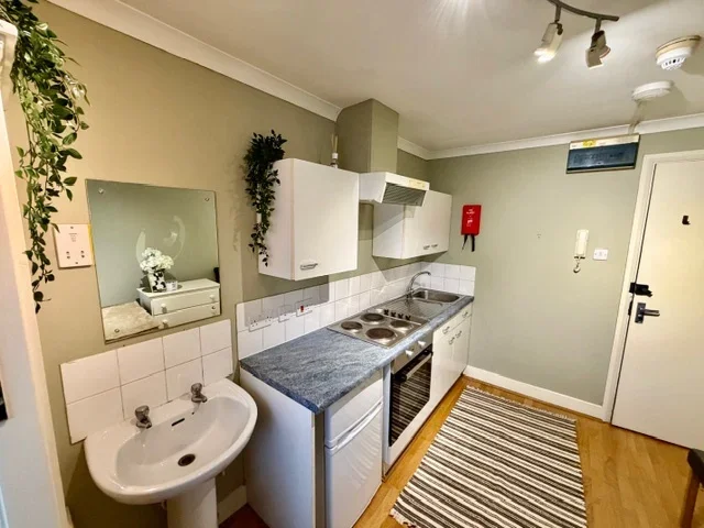 Room Hogarth Road in Greater London