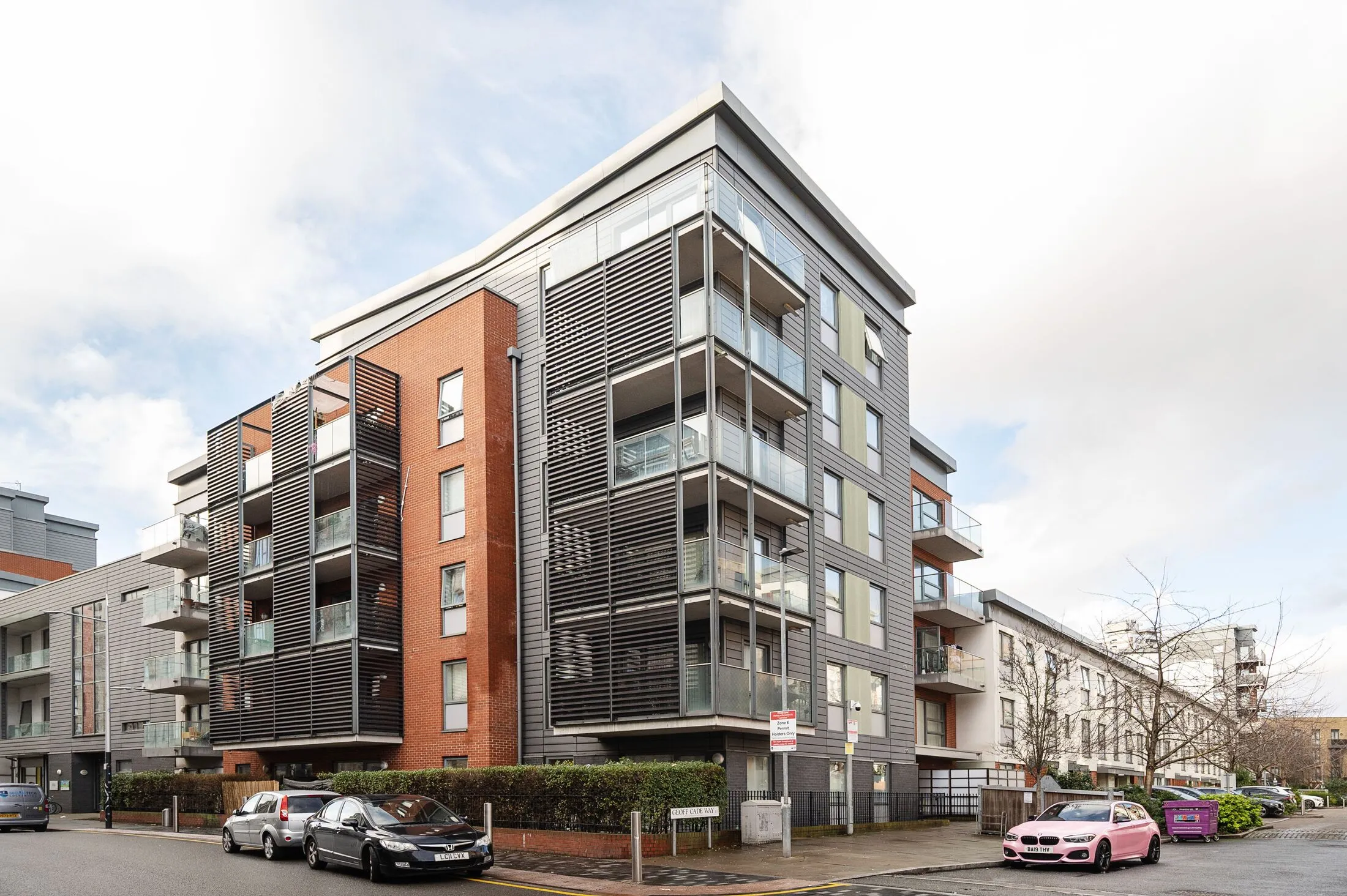 Flat Geoff Cade Way in Greater London