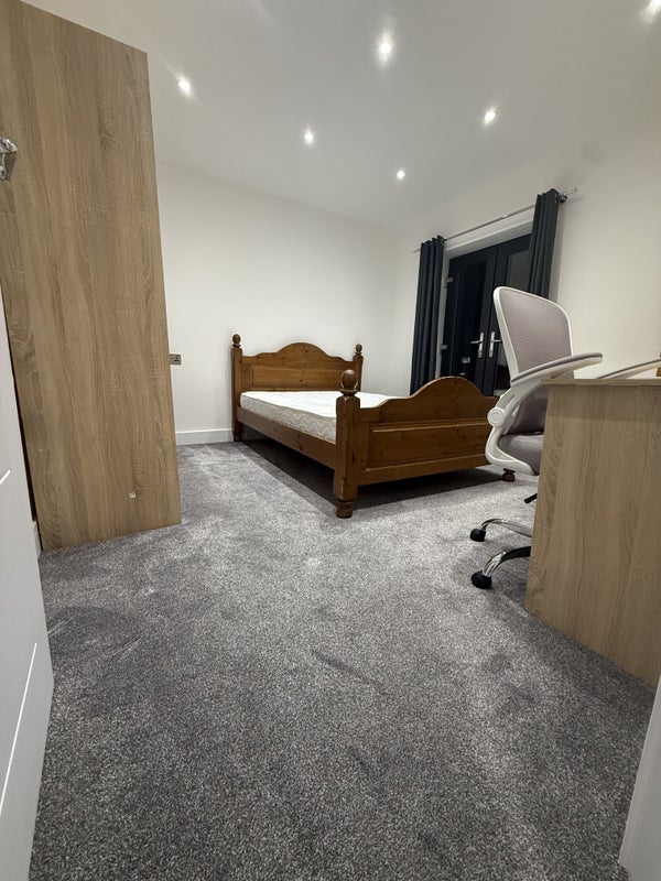 Room Conifer Way in Swanley