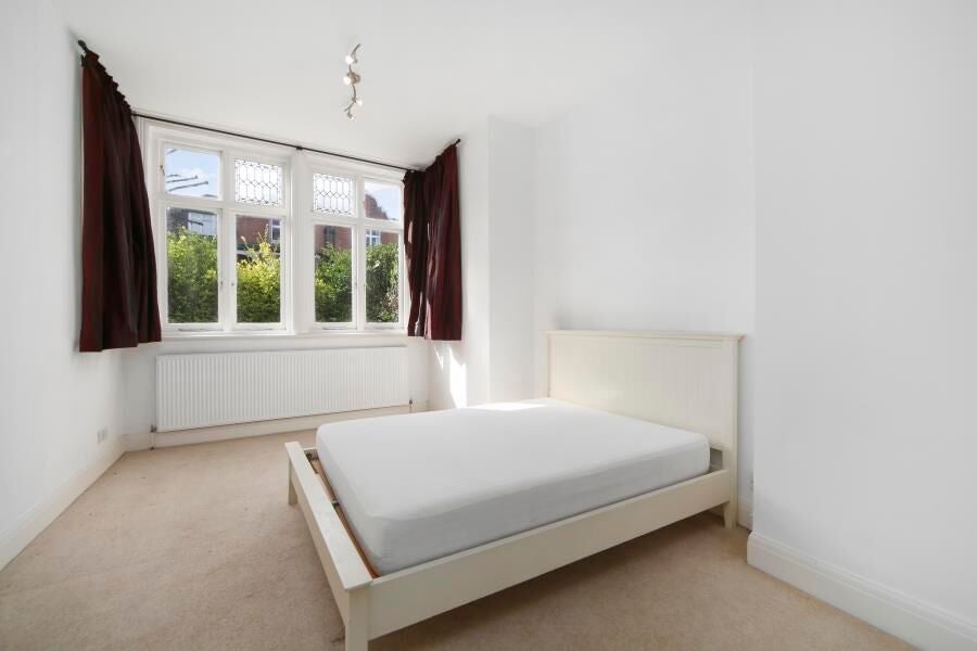 Flat Fawley Road in Greater London