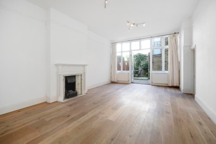 Flat Fawley Road in Greater London