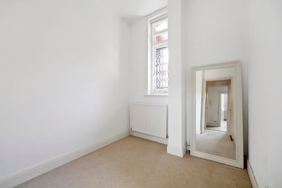 Flat Fawley Road in Greater London