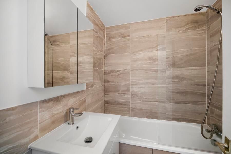 Flat Fawley Road in Greater London