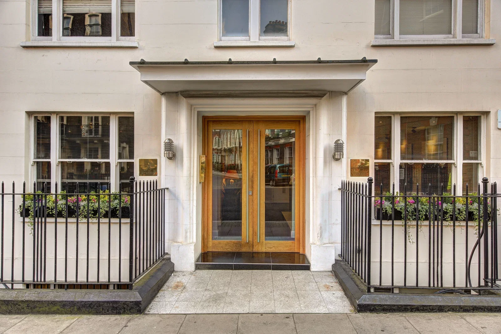 Flat Hill Street in City of Westminster