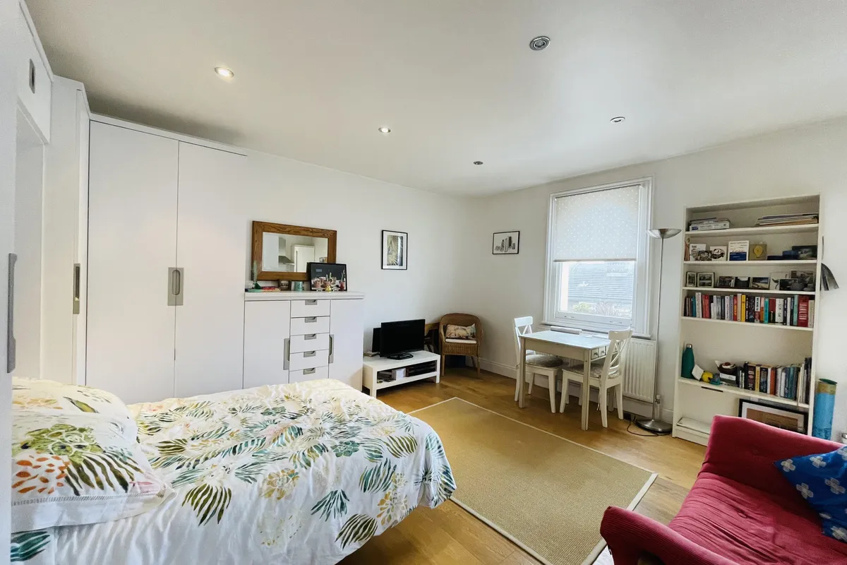 Flat Netherwood Road in Greater London