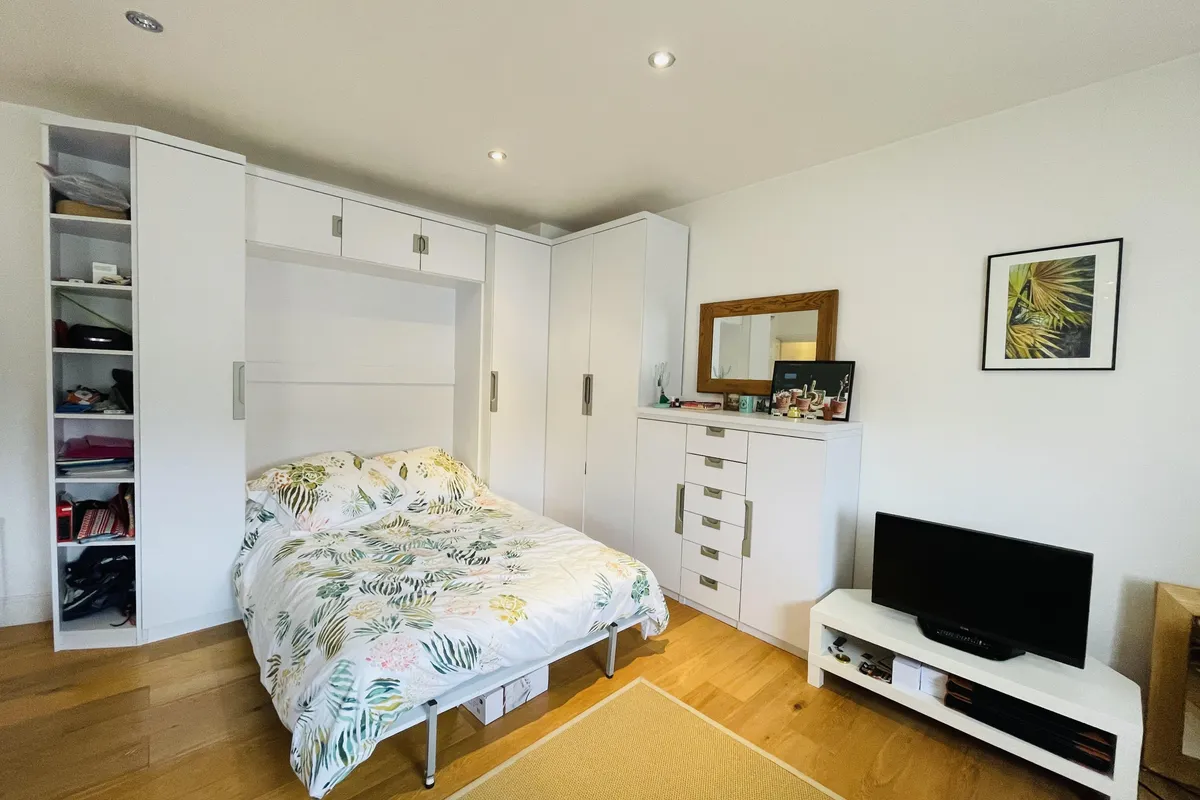 Flat Netherwood Road in Greater London