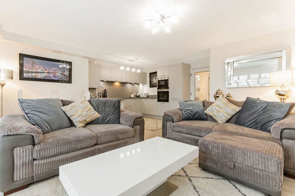 Flat Broomhill Avenue in Glasgow